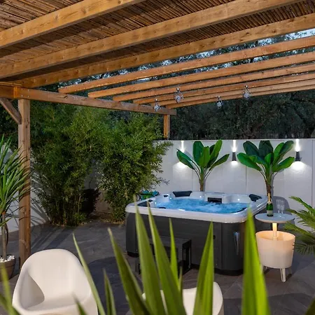 Jacuzzi Deluxe Villa