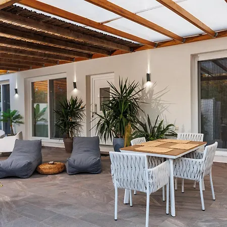 Villa Jacuzzi Deluxe *