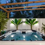 Villa Jacuzzi Deluxe *