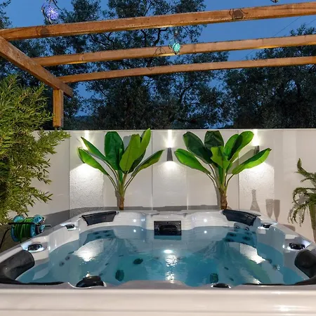 Villa Jacuzzi Deluxe *