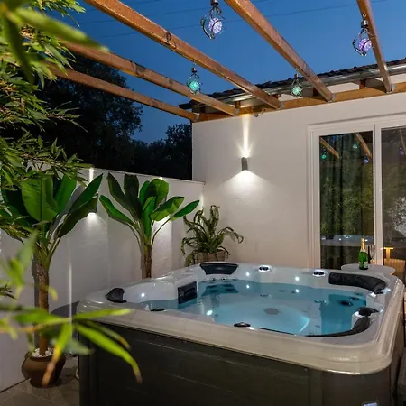 Jacuzzi Deluxe